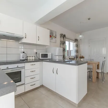 Lemon Tree Paralimni